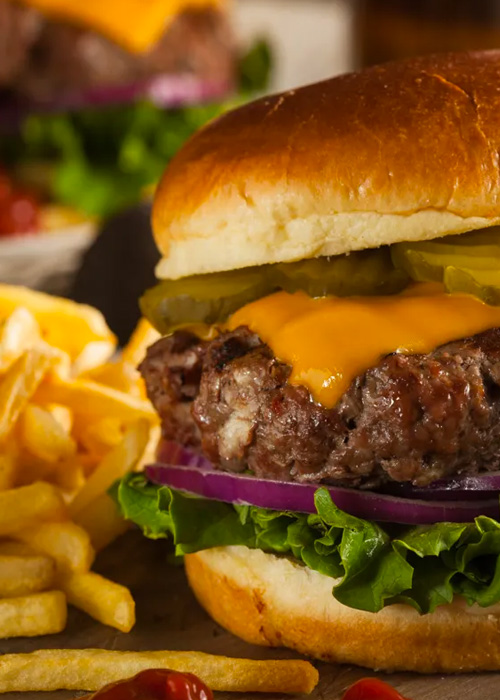Cheeseburger avec frites.